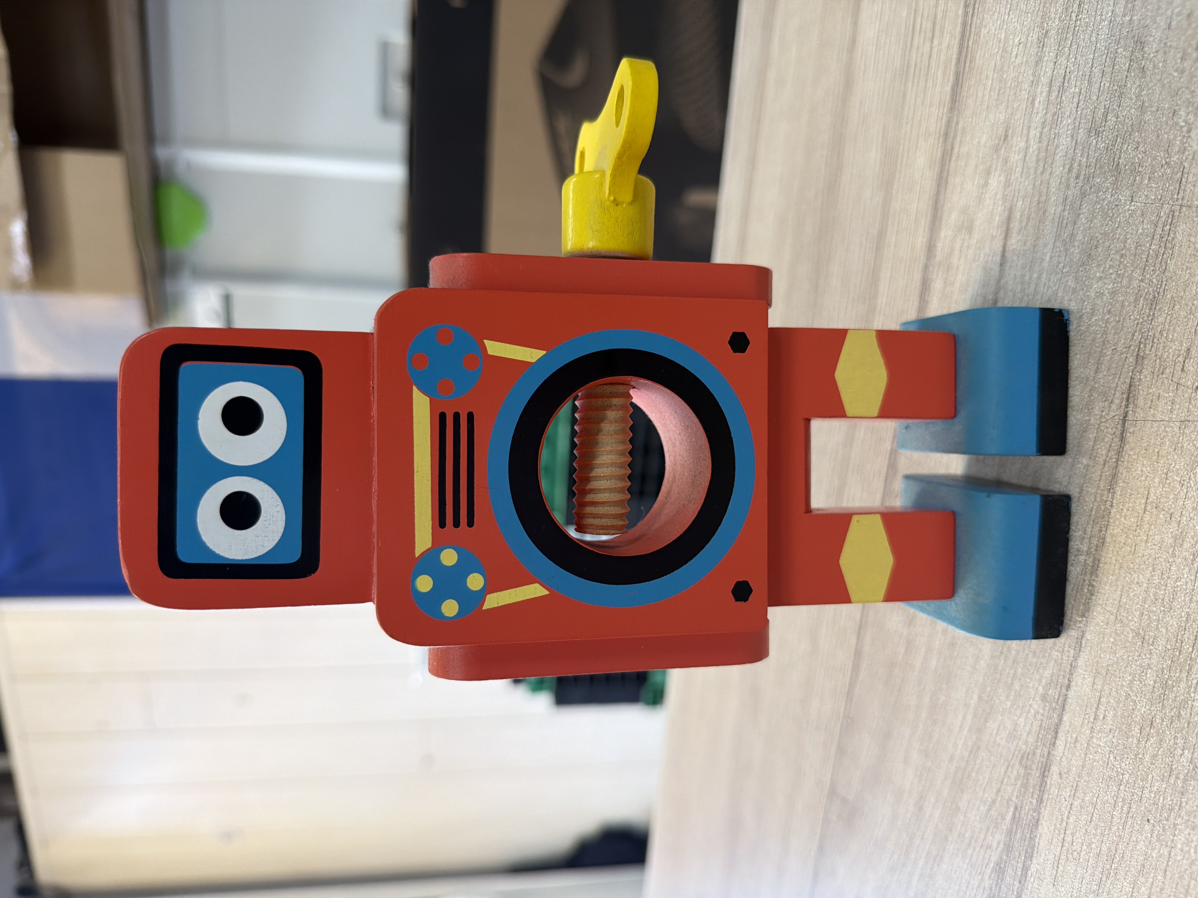 Casse-noix robot Suck UK en bois rouge déco vintage