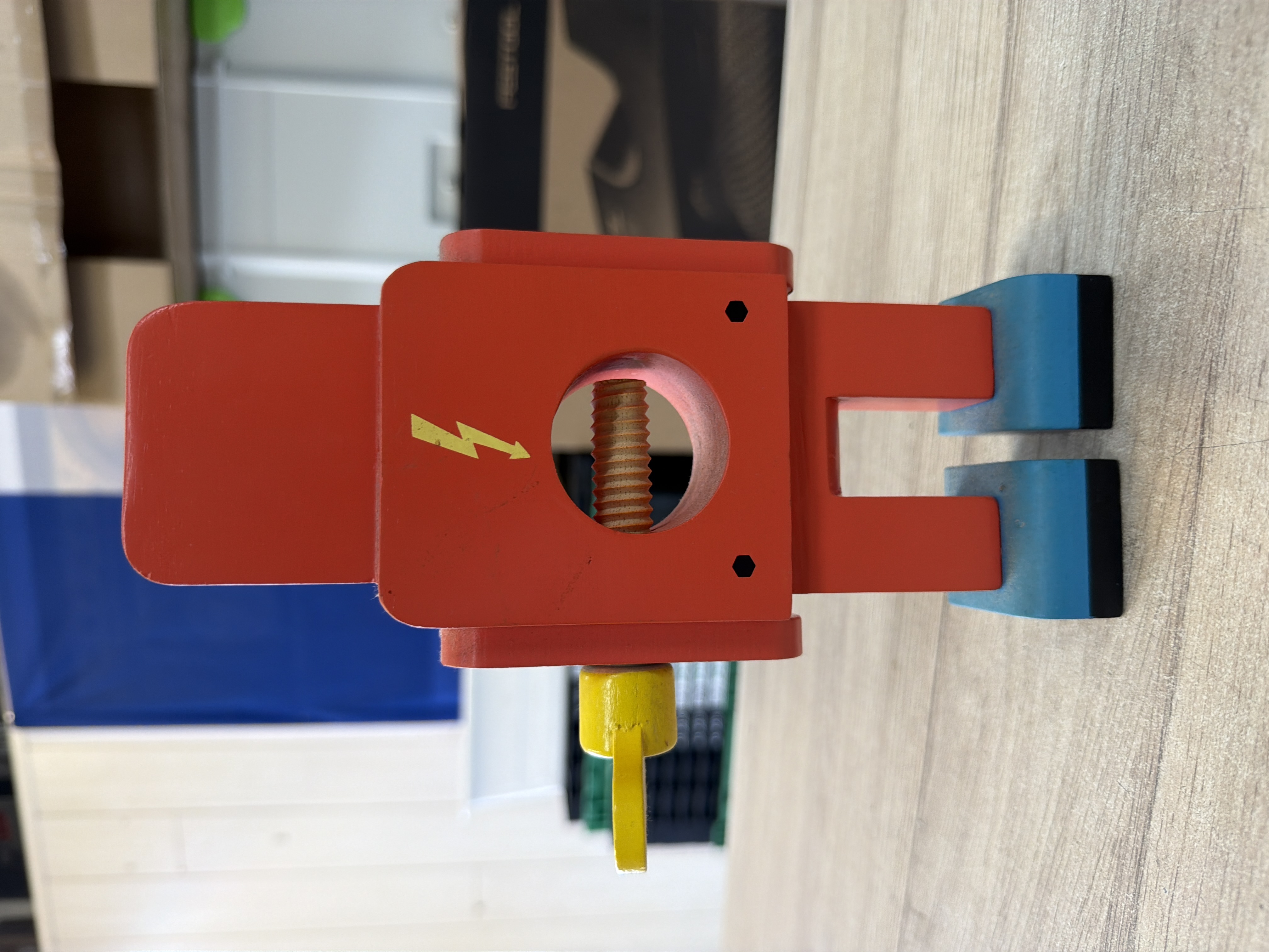 Casse-noix robot Suck UK en bois rouge déco vintage — photo 2