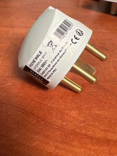Fiche mâle 2P+T 16A (3 broches)