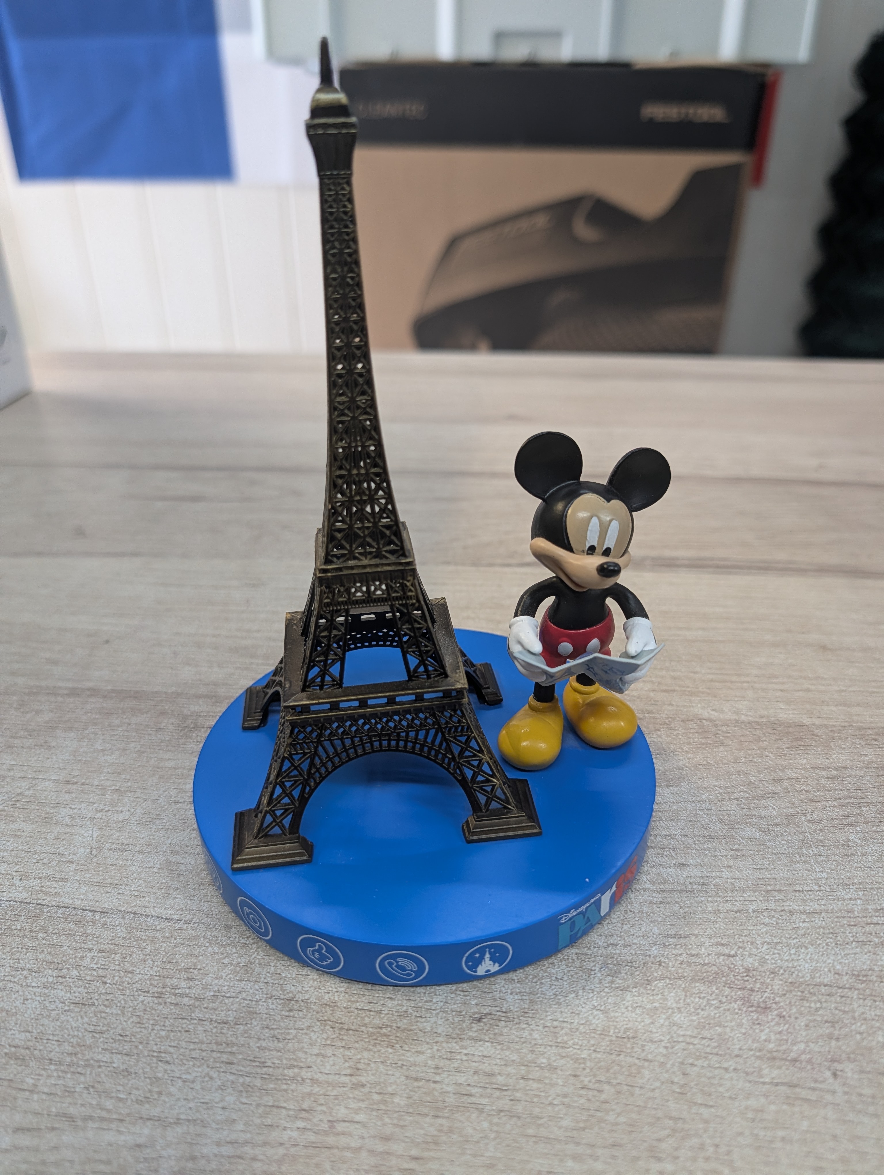 Figurine Mickey avec Tour Eiffel sur socle bleu
