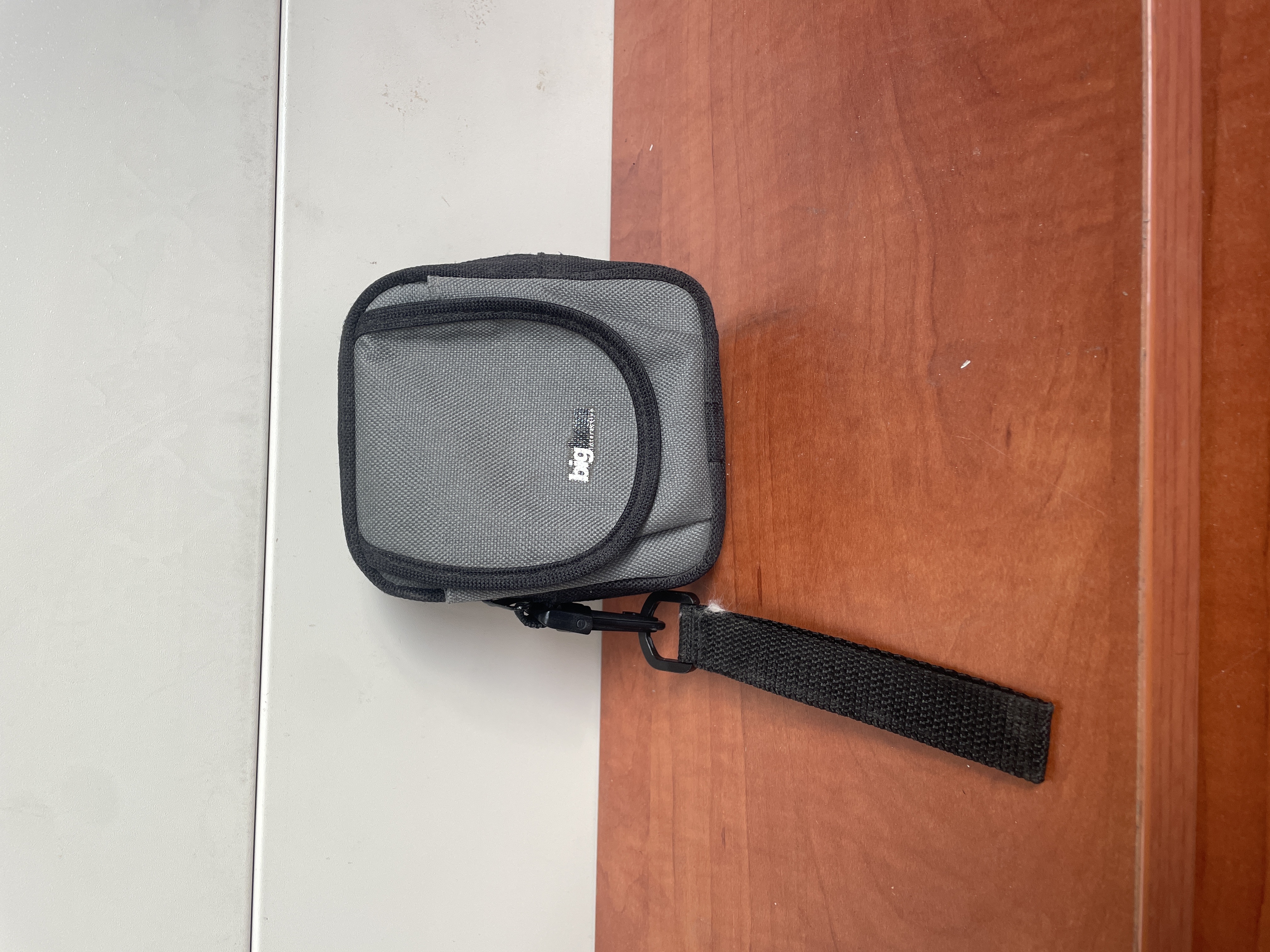 Hama sacoche grise pour appareil photo compact avec dragonne