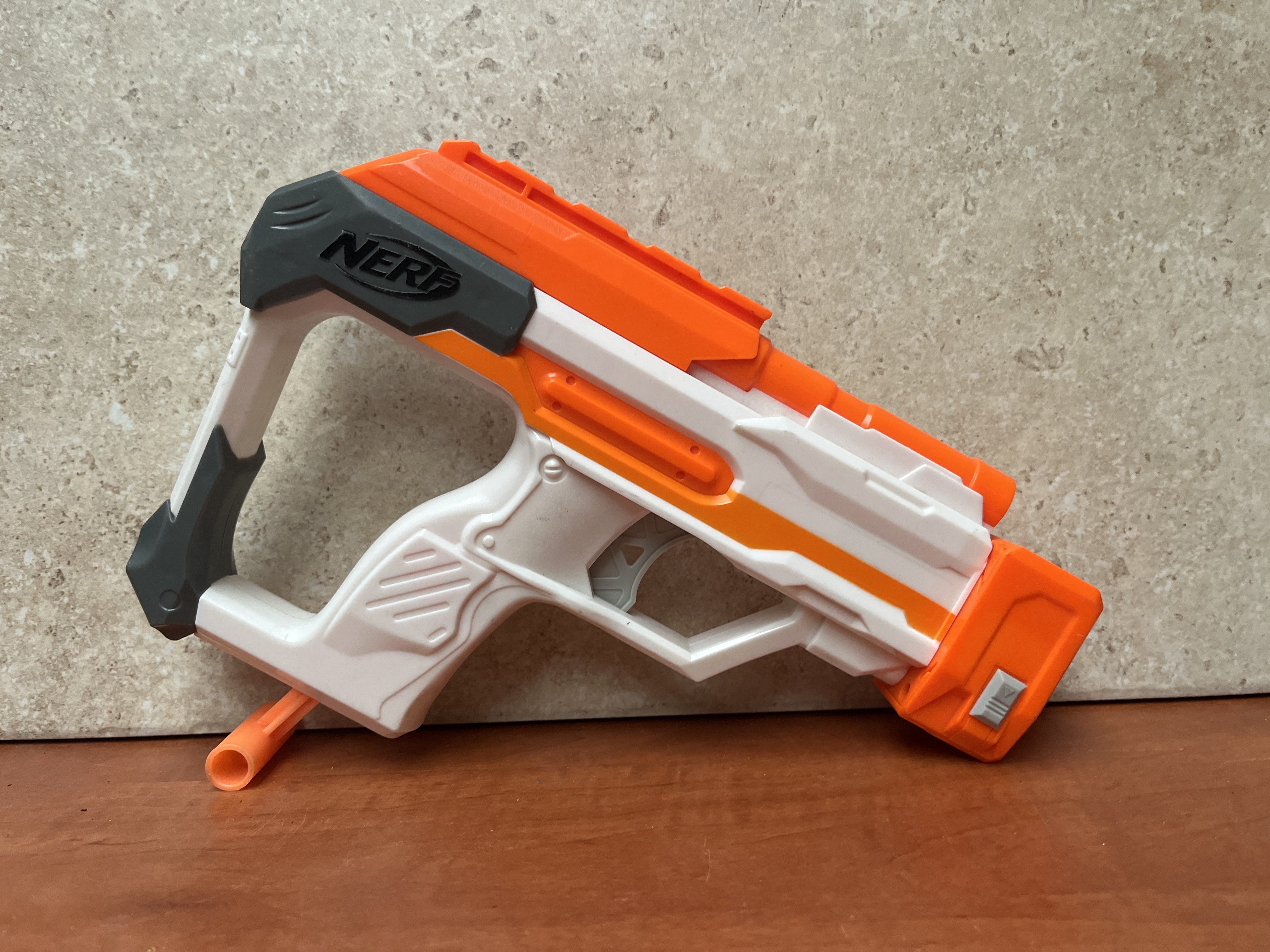 Pistolet Nerf blanc et orange