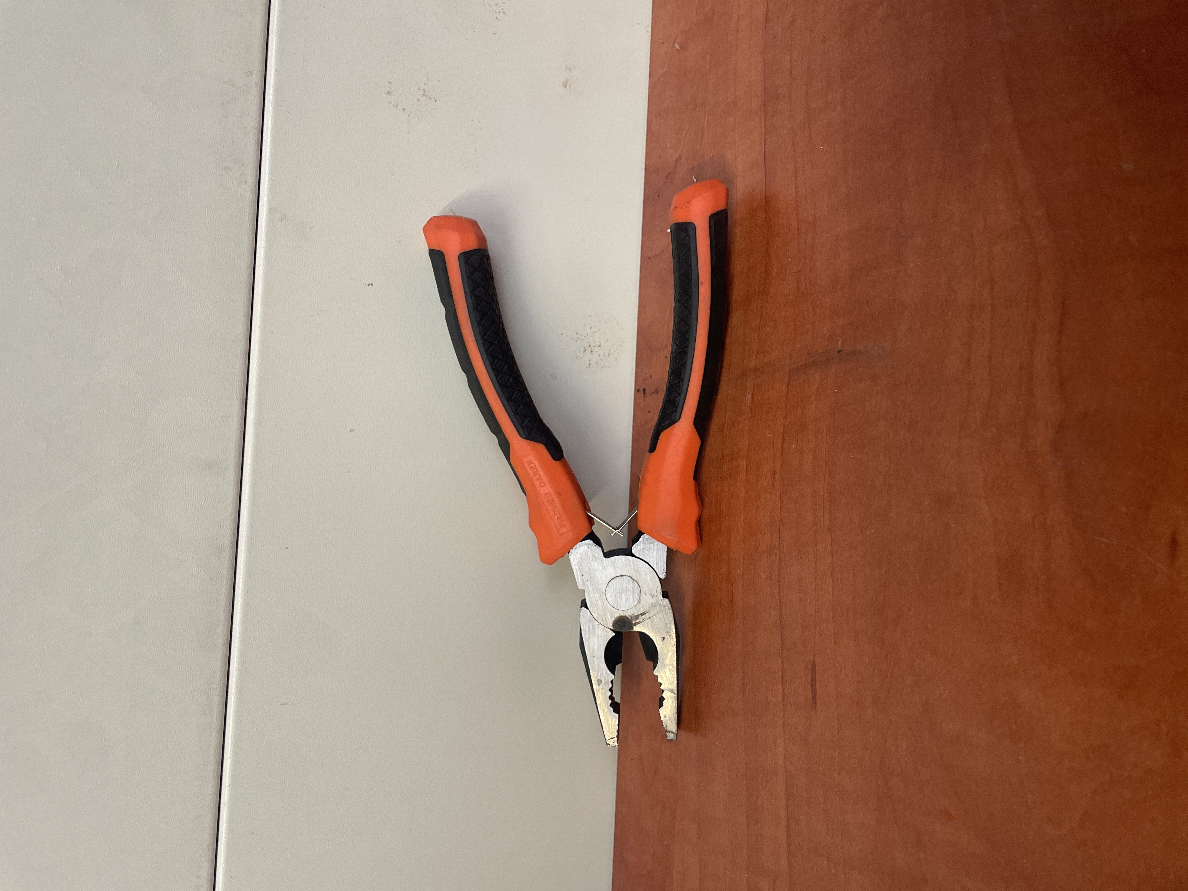 Pince multiprise à poignée bi-matière orange et noire