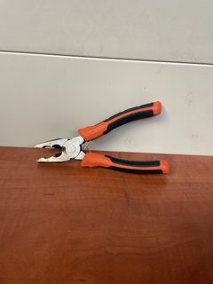 Pince multiprise à poignée bi-matière orange et noire