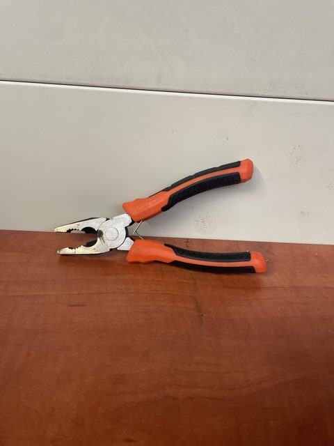 Pince multiprise à poignée bi-matière orange et noire