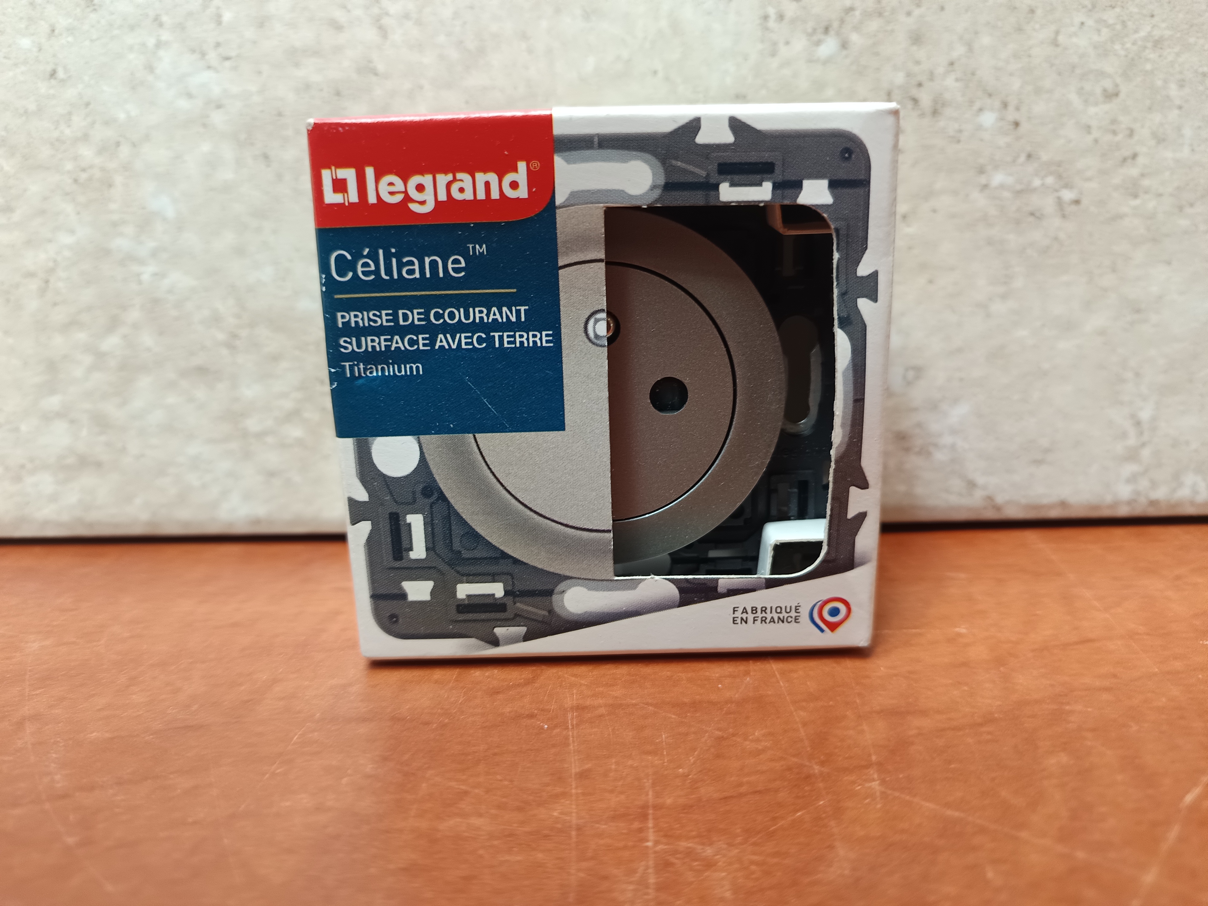 Legrand Céliane Prise de courant 2P+T Surface Confort Titane avec support