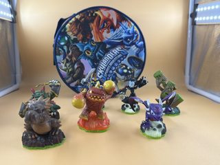 Lot figurines Skylanders avec sac de transport