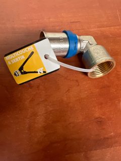 Raccord coude femelle 90° à sertir multicouche