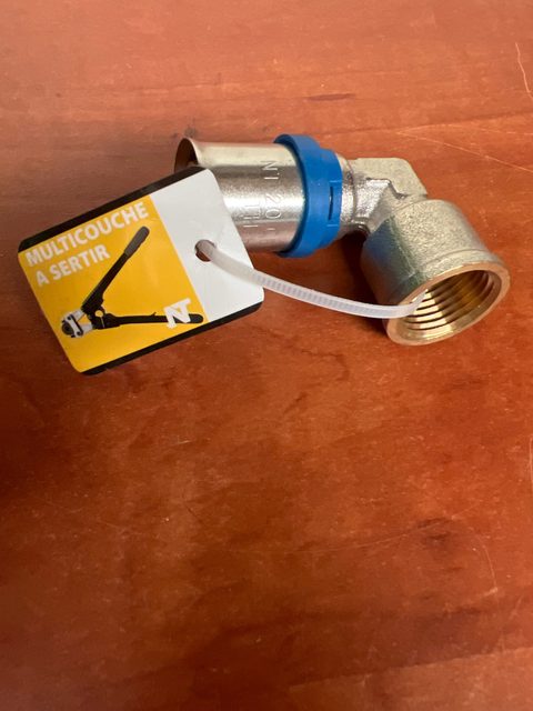Raccord coude femelle 90° à sertir multicouche