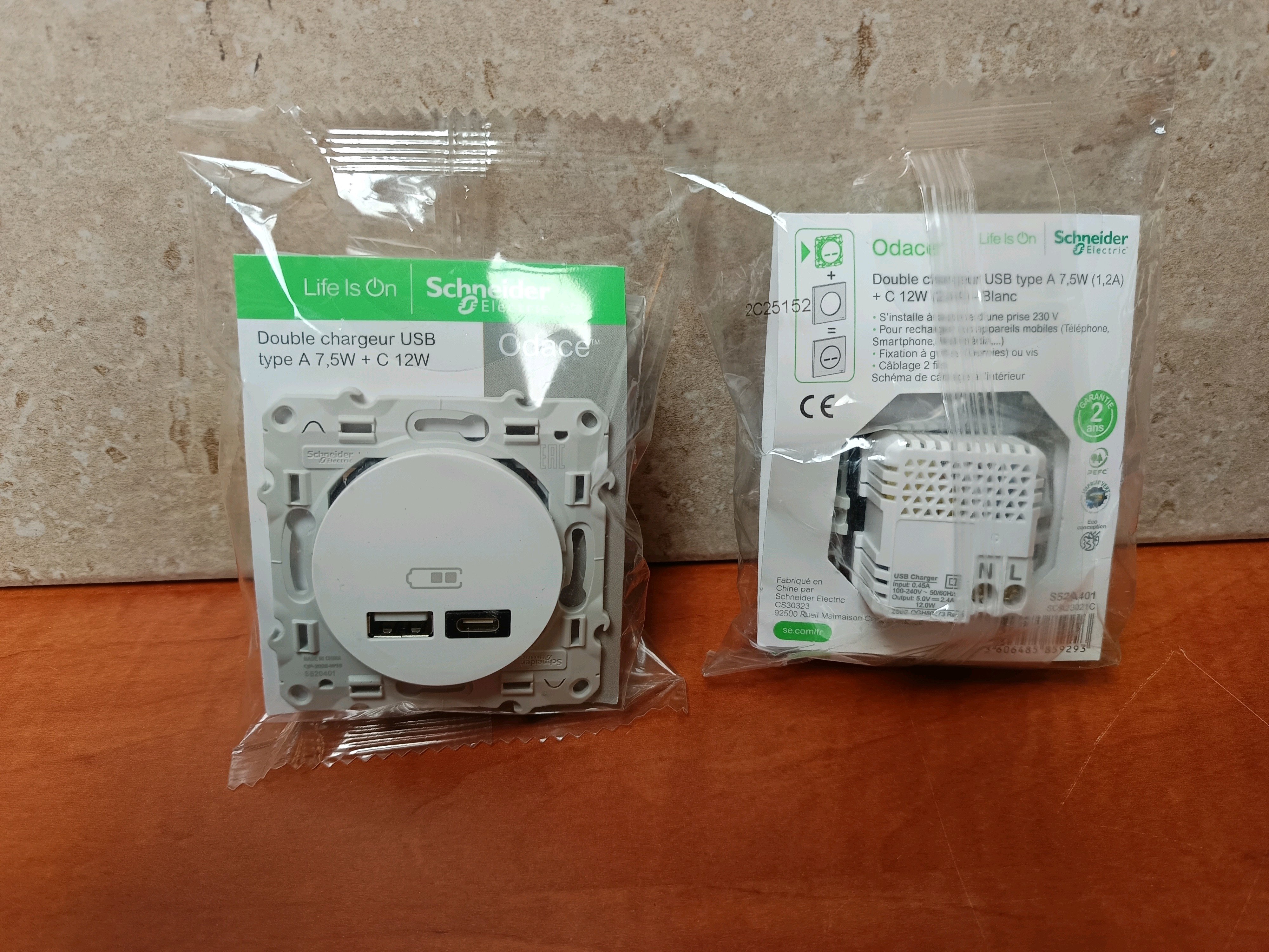 Schneider Electric Odace double chargeur USB Type A 7.5W + Type C 12W - Blanc
