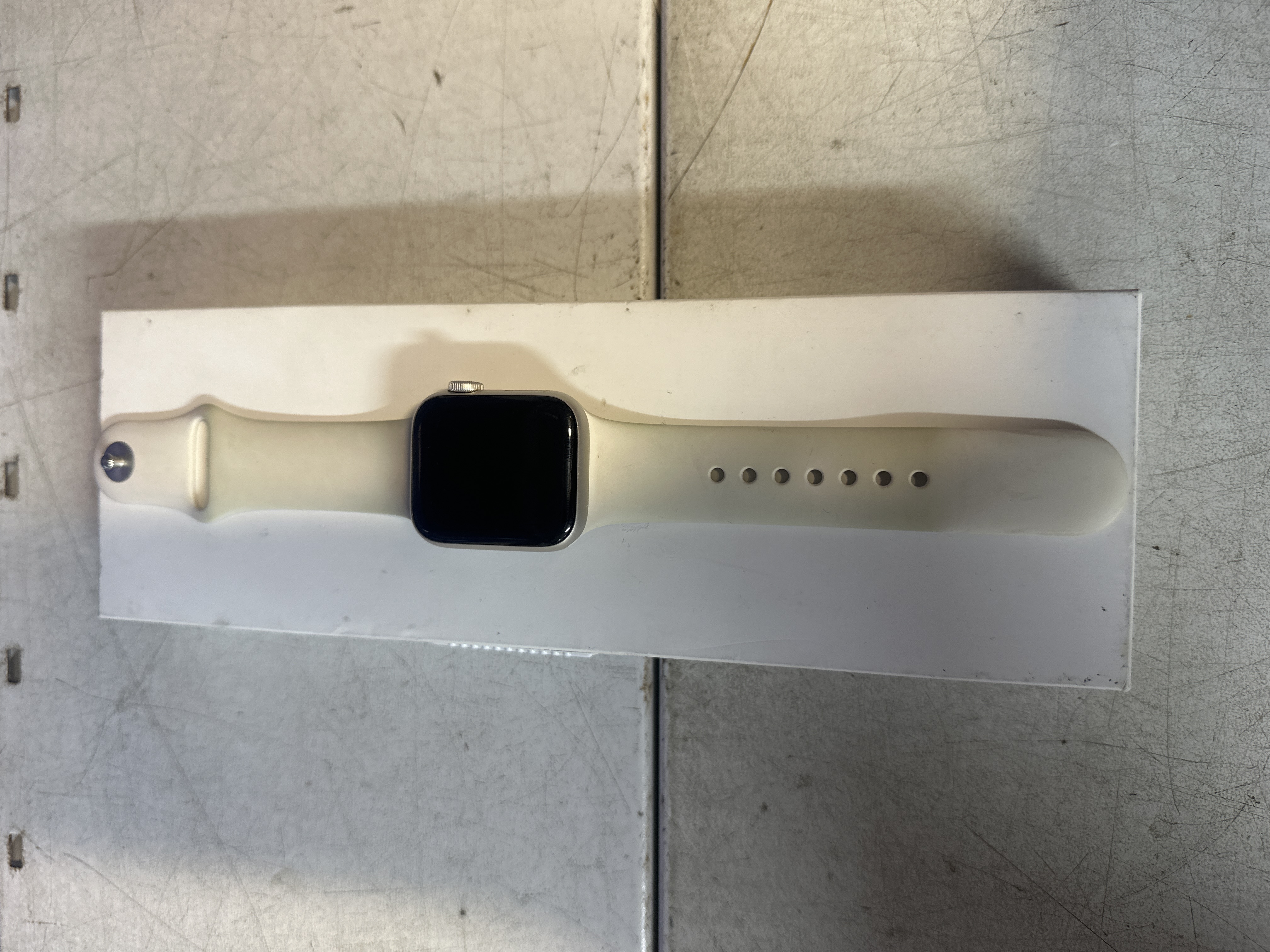 Apple Watch SE Gen 2 40 mm avec bracelet blanc