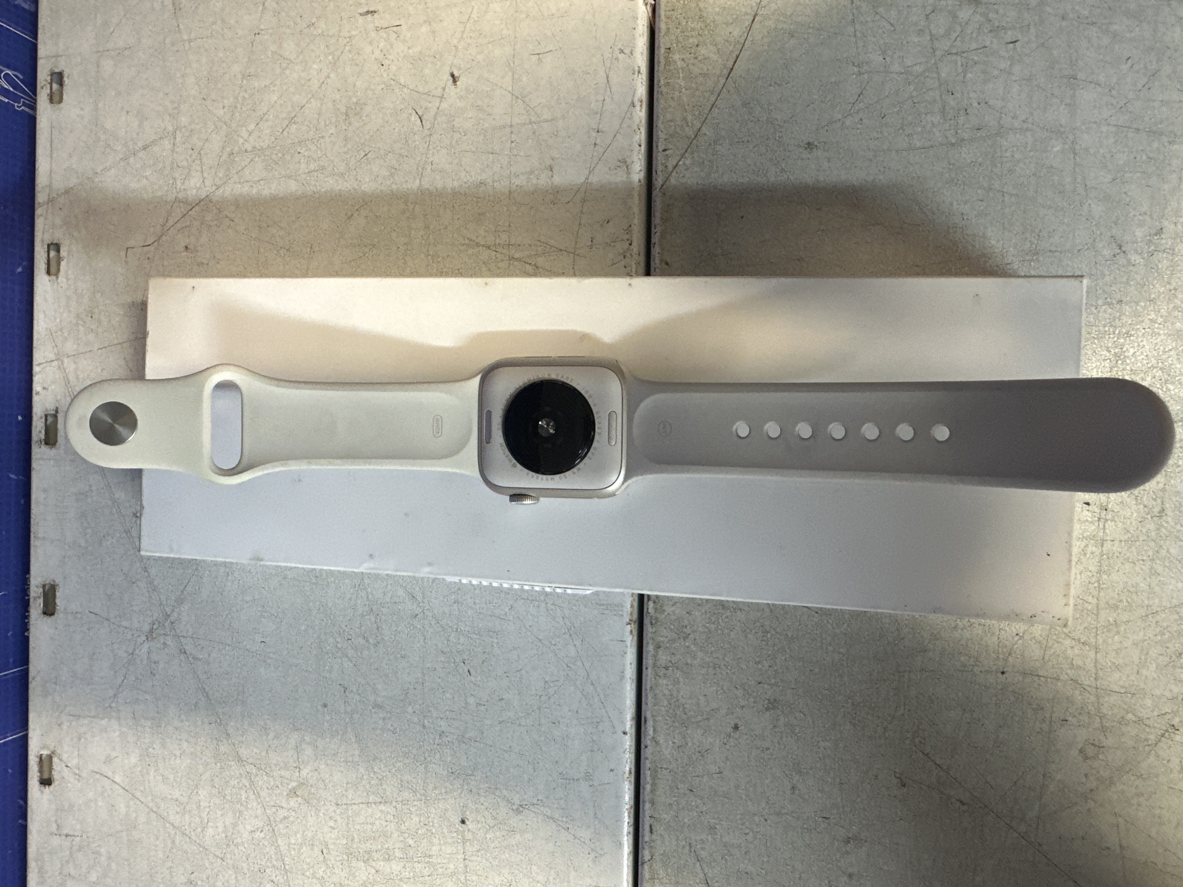 Apple Watch SE Gen 2 40 mm avec bracelet blanc — photo 2