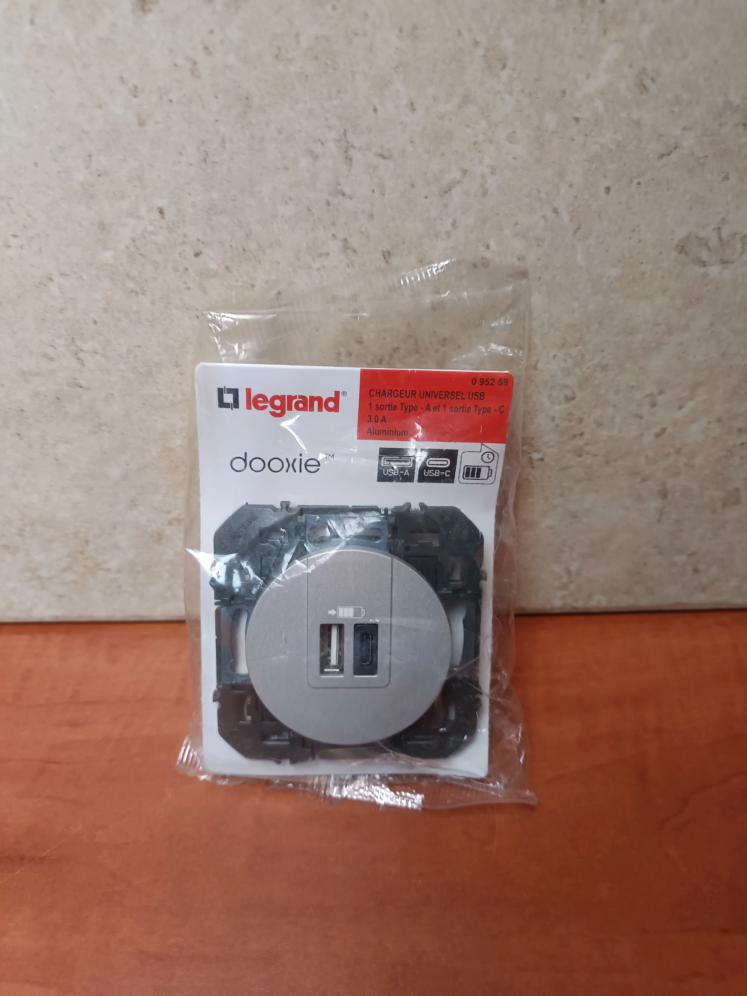 Legrand Dooxie prise murale double USB-A/USB-C aluminium carrée