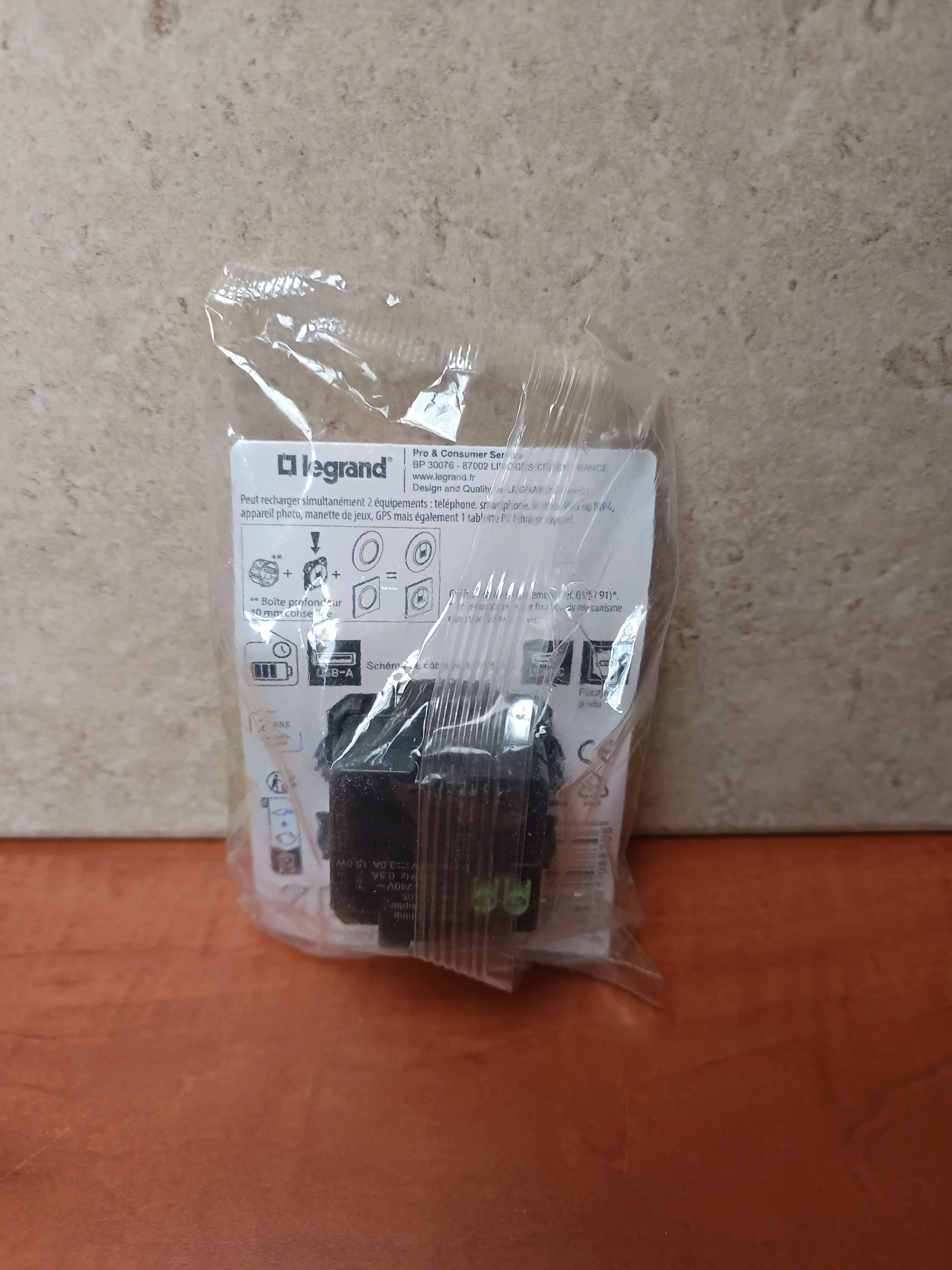Legrand Dooxie prise murale double USB-A/USB-C aluminium carrée — photo 2
