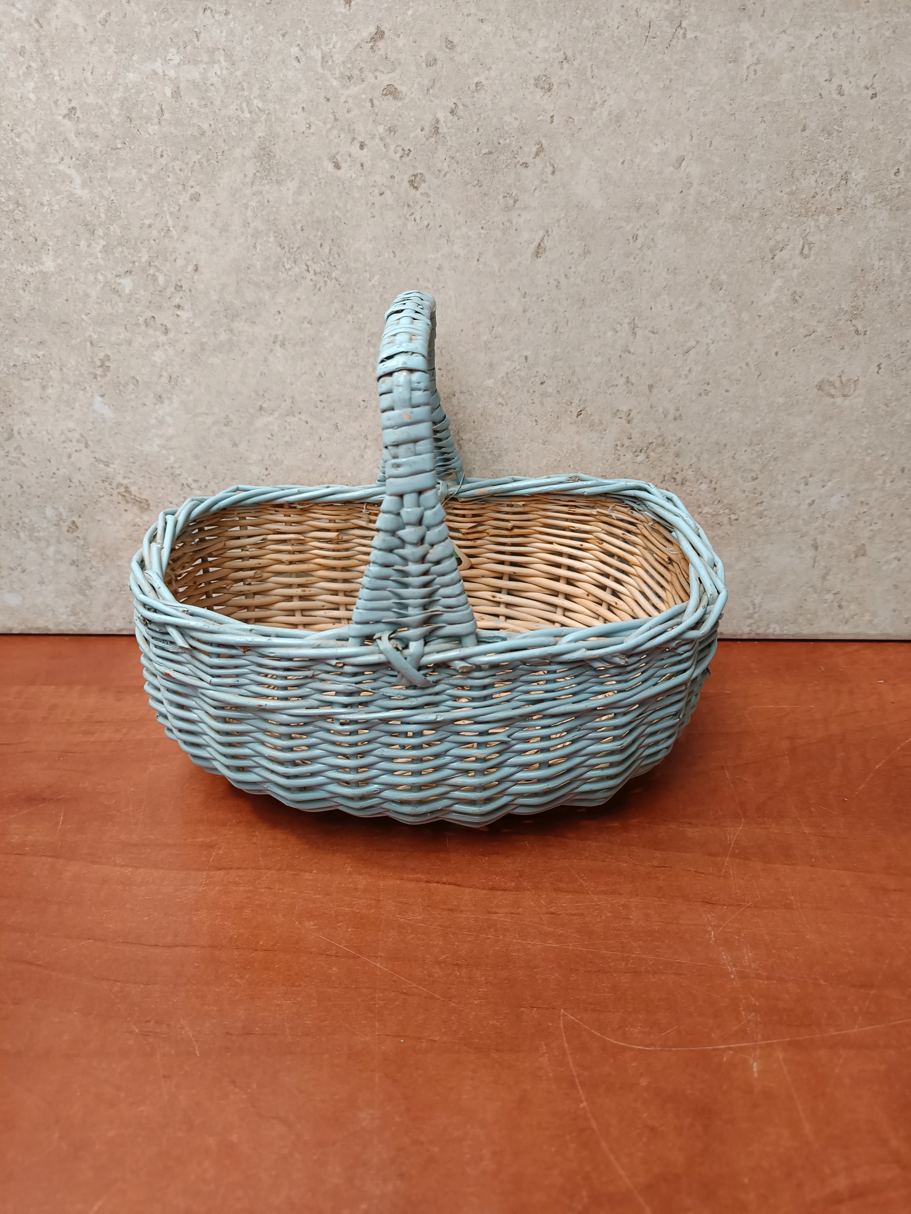 Panier en osier tressé avec anse bleu