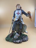 Figurine chevalier croisé médiéval en résine peinte à la main avec socle — photo 1