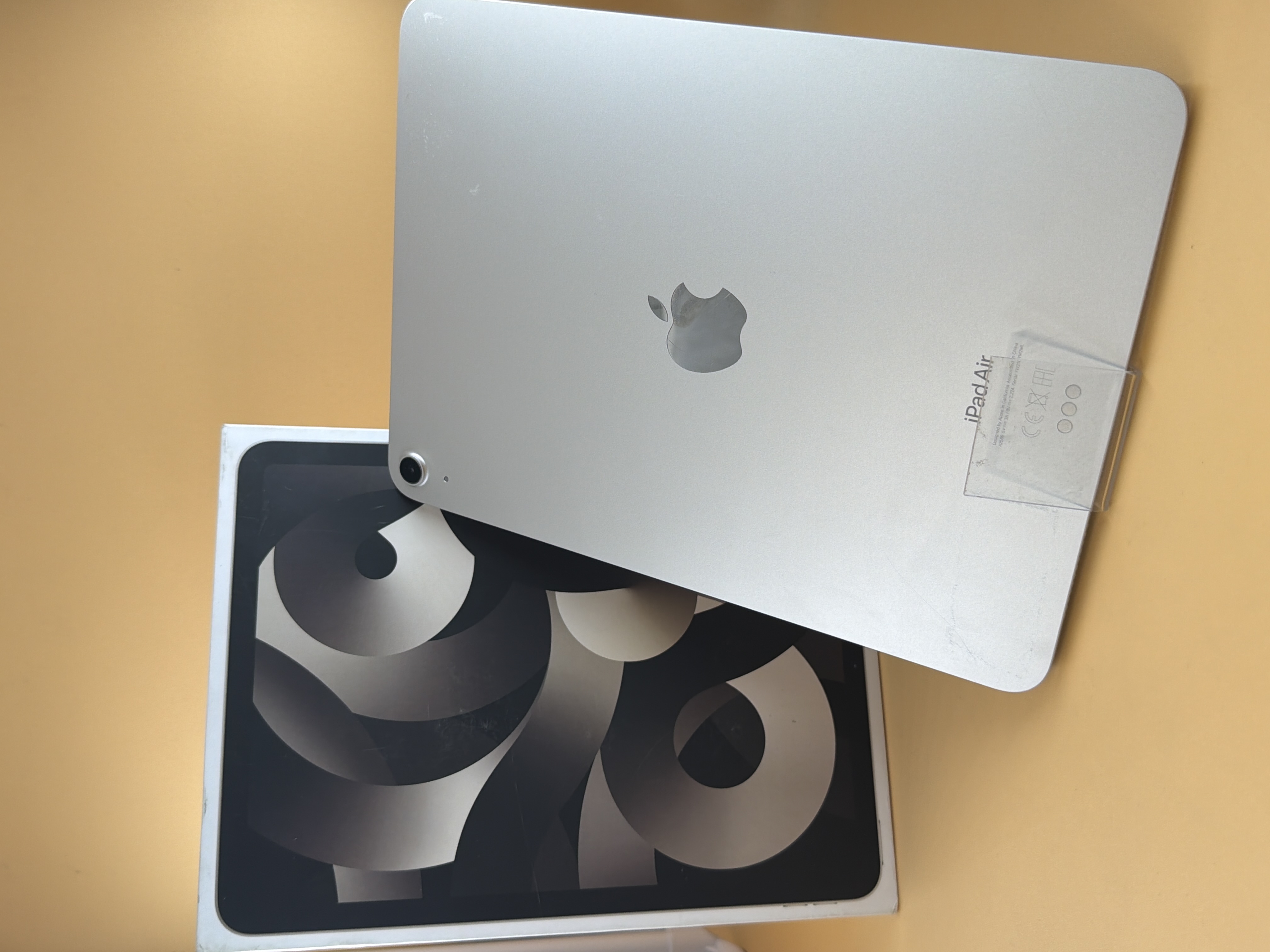 Apple iPad Air 5 64 Go Wi‑Fi lumière stellaire 10,9 pouces
