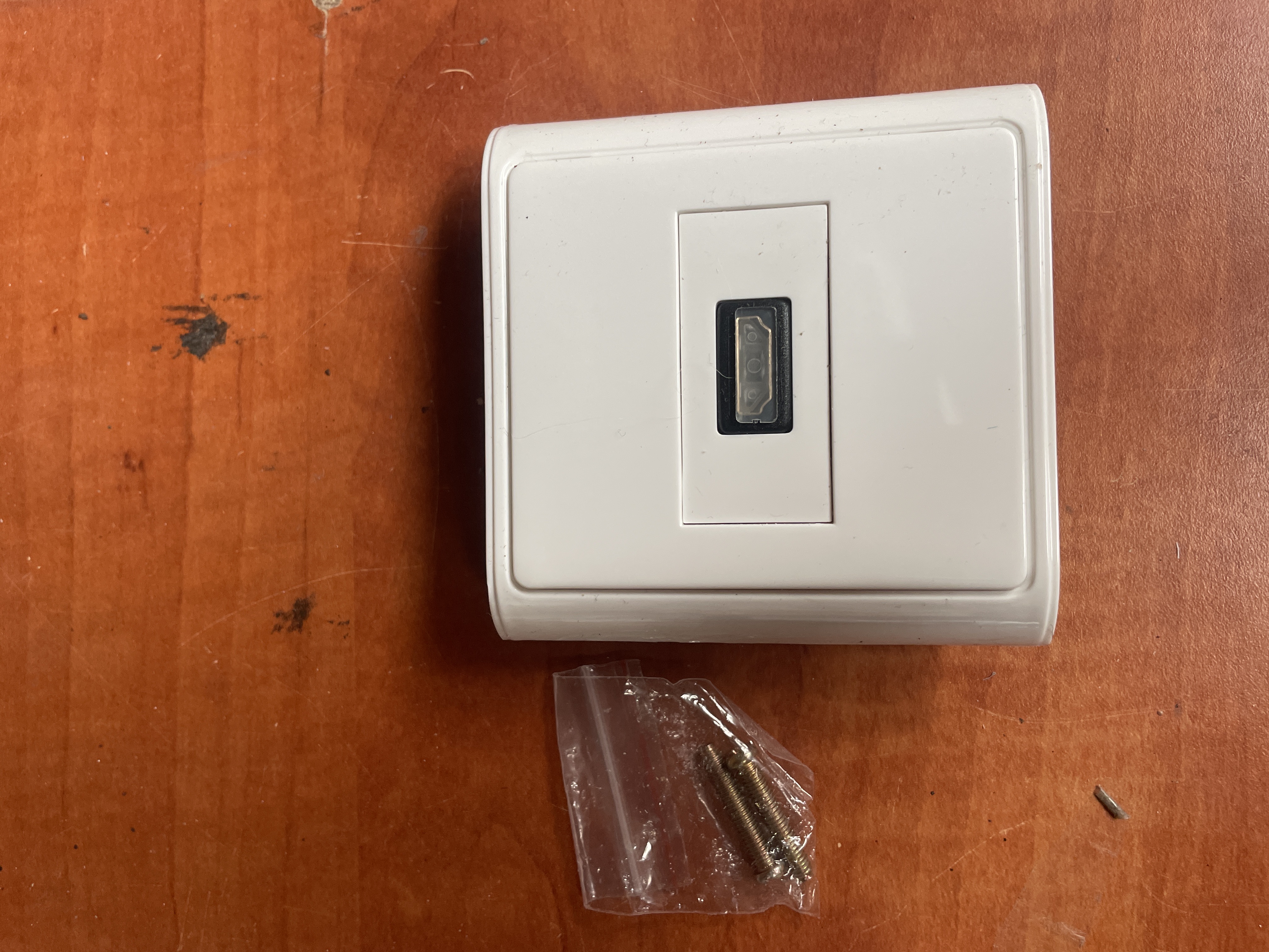 Prise murale HDMI blanche avec façade saillie
