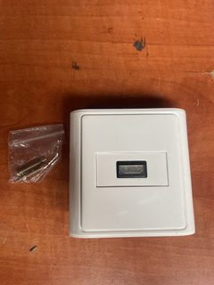 Prise murale HDMI blanche avec façade saillie