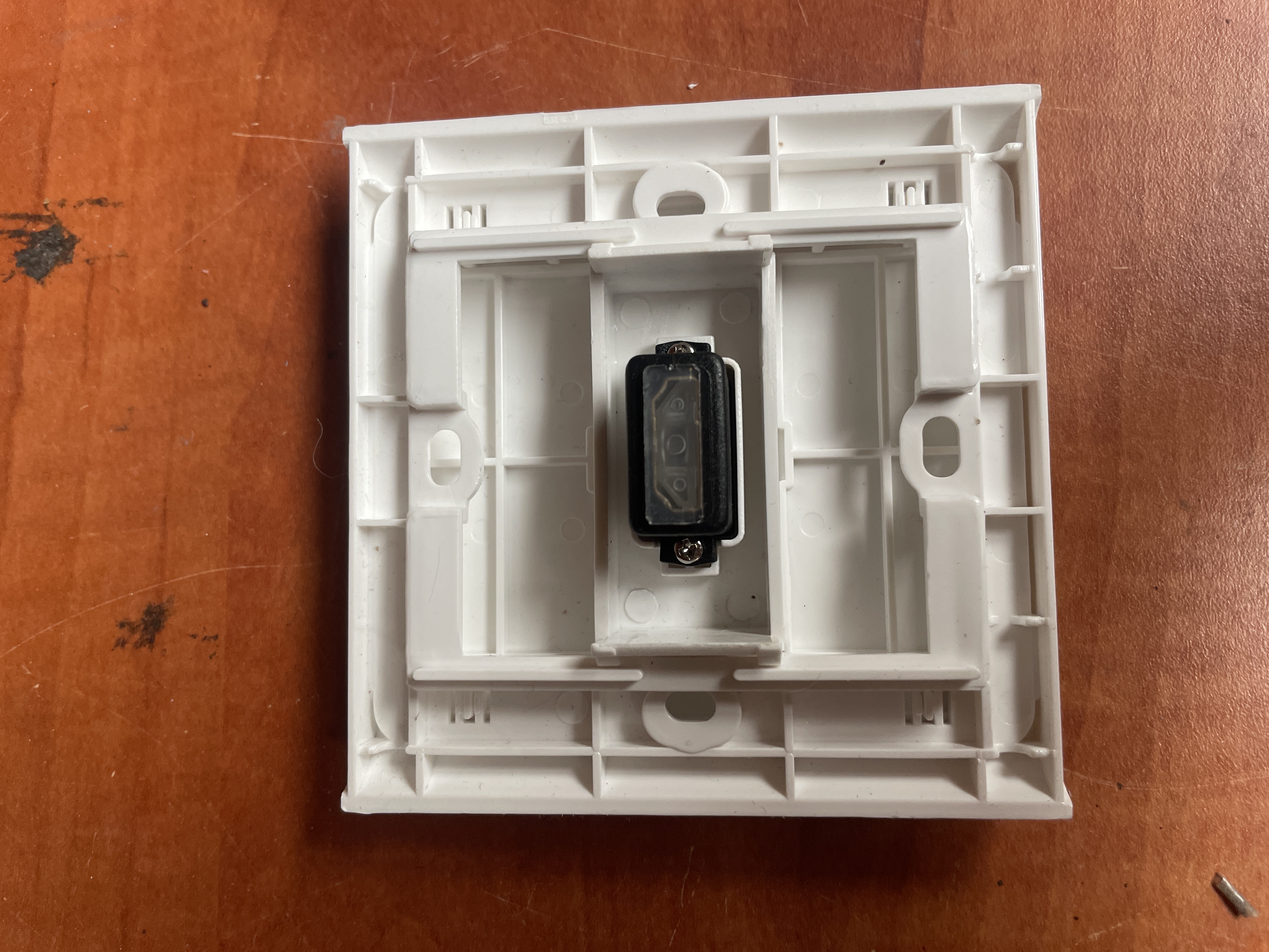 Prise murale HDMI blanche avec façade saillie — photo 2