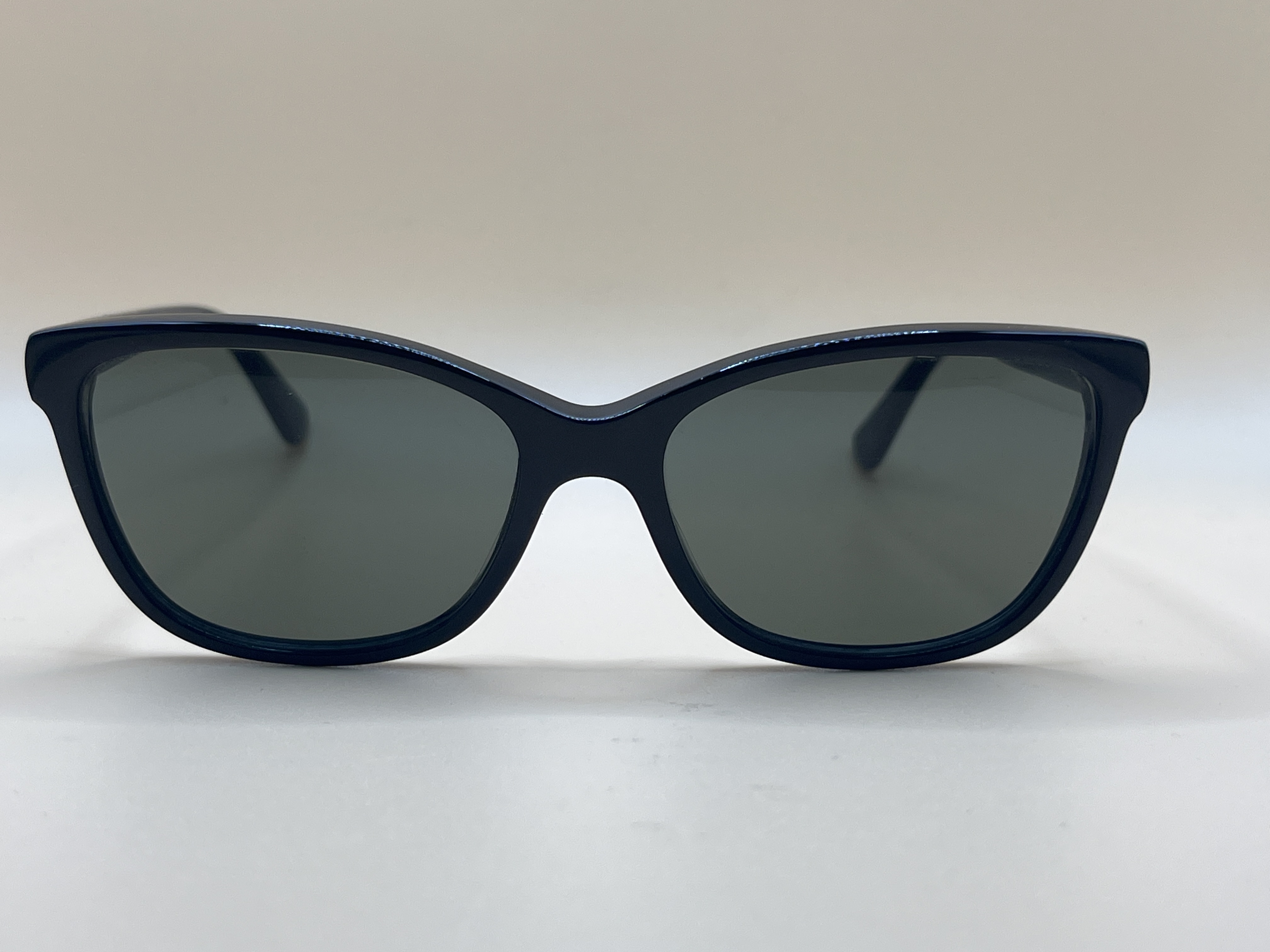 Lunettes de soleil œil-de-chat à monture foncée