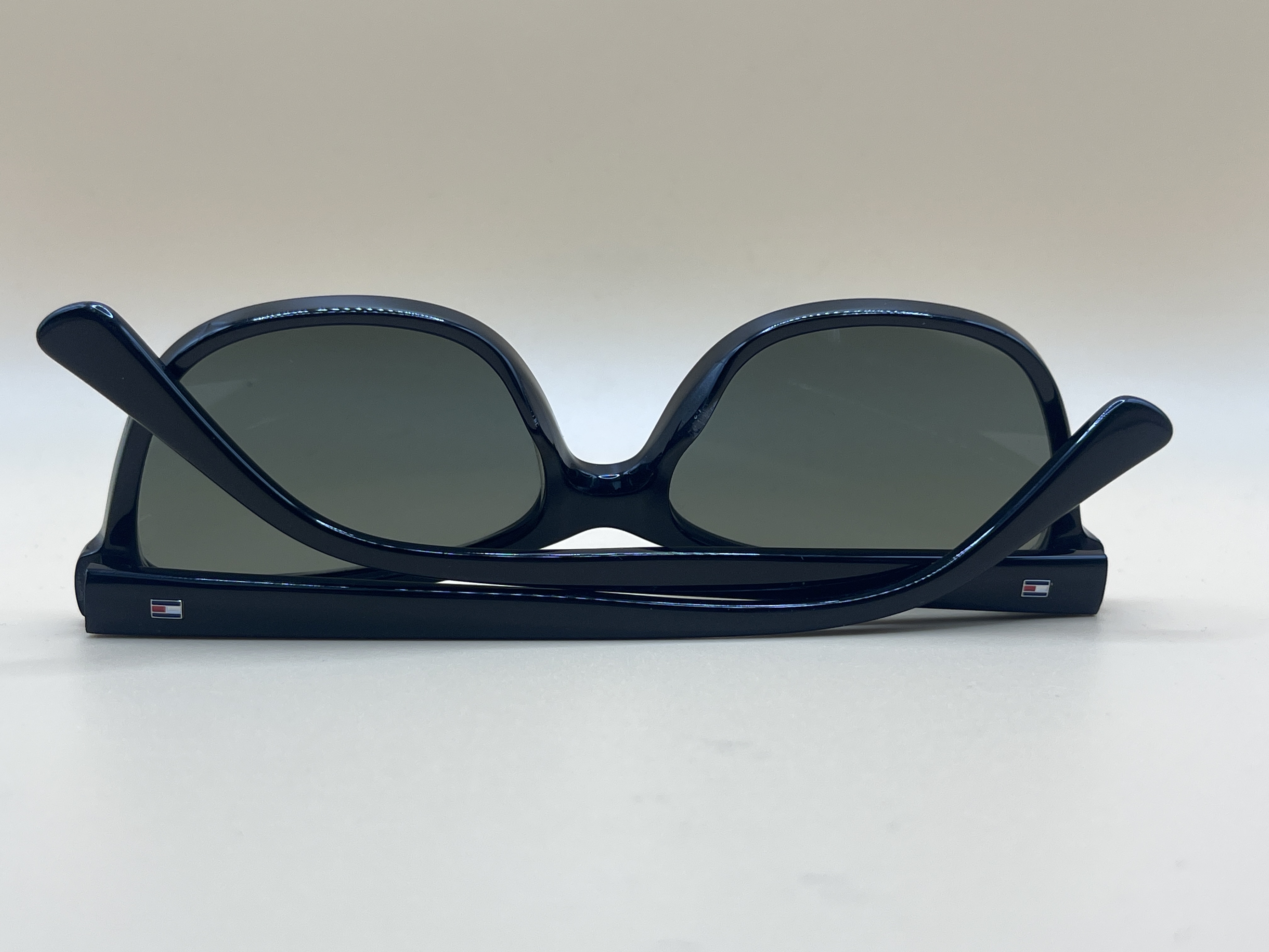Lunettes de soleil œil-de-chat à monture foncée — photo 2